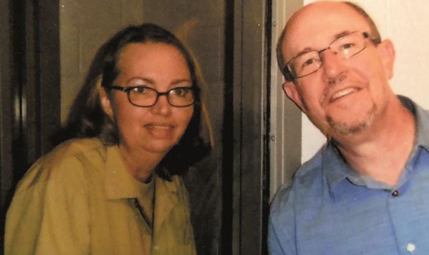 Lisa Marie Montgomery ao lado do pastor John Fransisco, em um presídio dos EUA. (Foto: AG News)