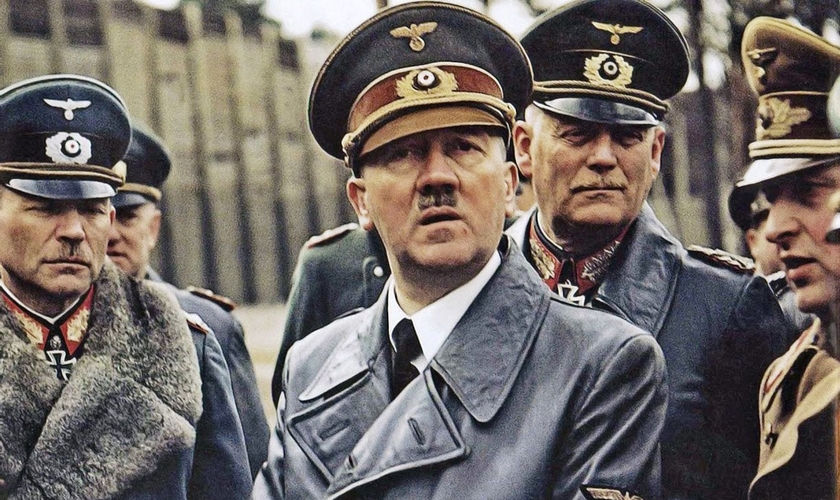 Foto colorida de Adolf Hitler com soldados em Rügenwalde, na Alemanha, em 19 de março de 1943. (Foto: Reprodução)