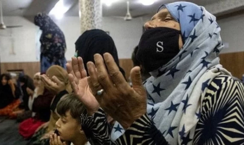 Imagem representativa de pessoas reunidas no Afeganistão. (Foto: Getty Images/BBC News Brasil)