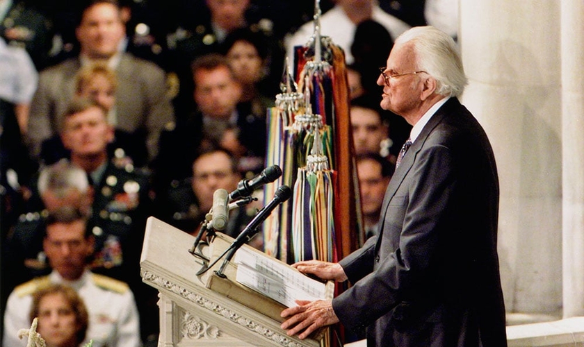 Billy Graham na Catedral Nacional de Washington, em 14 de setembro de 2001, ministrando ao povo americano. (Foto: Billy Graham Evangelistic Association).