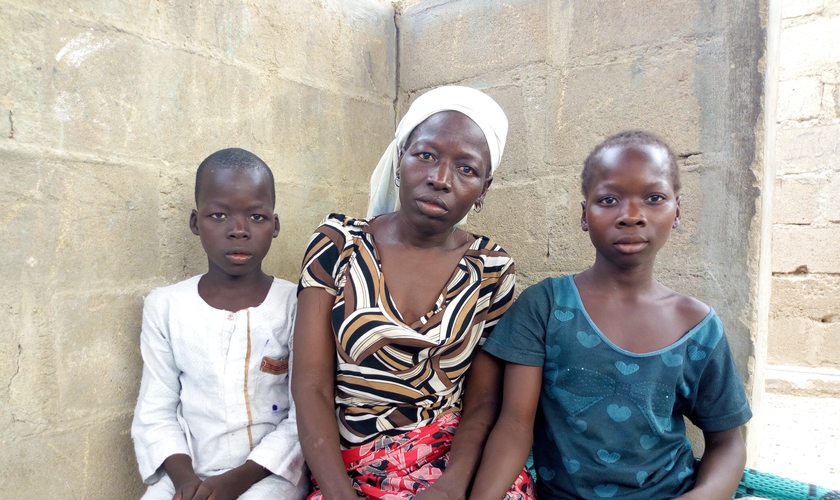 Em ataque de Fulanis, Juliet Yohanna e seus cinco filhos permaneceram dentro do buraco por quatro dias. (Foto: Aid To The Church In Need).