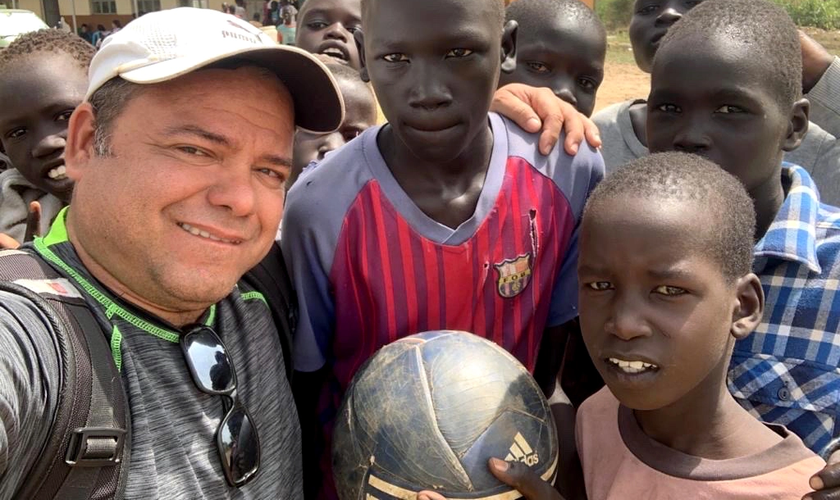 Hector Cabrera, um missionário cubano que serve em Uganda, usa os esportes como para compartilhar o Evangelho com refugiados. (Foto: IMB).