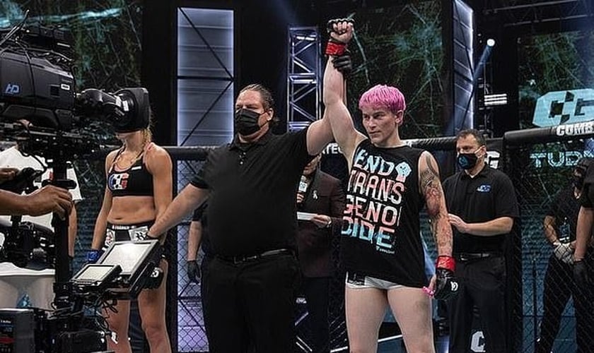 McLaughlin [à direita] após vitória na competição do MMA derrotando Celine Provost [à esquerda]. (Foto: Reprodução / Combate Global)
