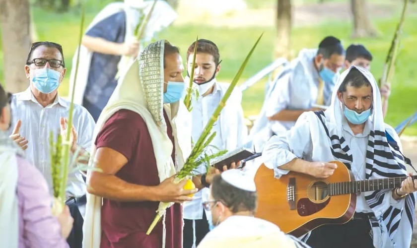 Adoradores seguram as Quatro Espécies enquanto oram durante Sucot, em Ramat Beit Shemesh no início desta semana. (Foto: Reprodução / Yaakov Lederman)