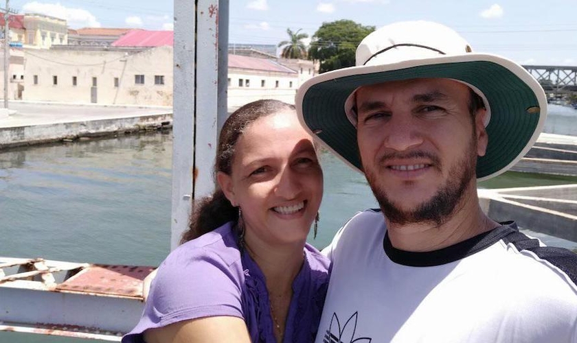 Pastor Yéremi Blanco e sua esposa Adelys Rodríguez. (Foto: Reprodução / Facebook)