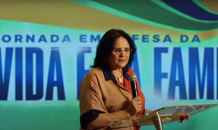 Ministra Damares Alves, no evento “Jornada em Defesa da Vida e da Família”, dia 20 de setembro de 2021. (Foto: Reprodução: YouTube).