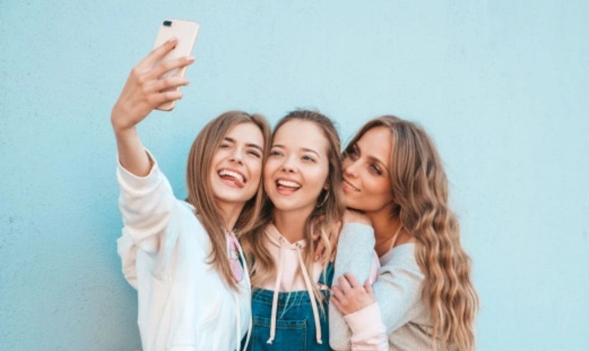 Garotas tirando selfie. (Foto ilustrativa: Freepik)