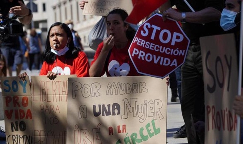 Manifestação do grupo pró-vida em frente ao Congresso dos Deputados. (Foto: Reprodução / José Ramón Ladra)