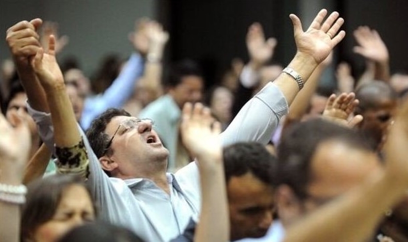 Culto em igreja evangélica. (Foto: Reprodução / AFP)
