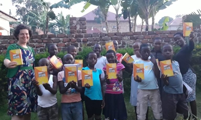 Miriam Tchernousov com seus alunos em Uganda. (Foto: Reprodução / Kehila News)