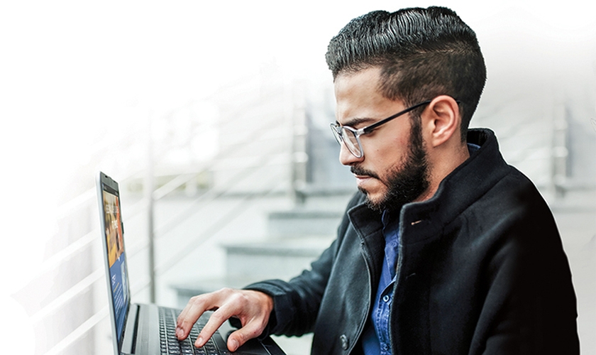 Imagem ilustrativa de jovem usando o computador. (Foto: Reprodução/BGEA)