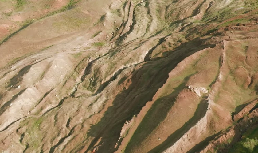 Local de formação da rocha, semelhante a uma grande arca, no leste da Turquia. Imagem obtida por um drone. (Foto: Reprodução/YouTube)