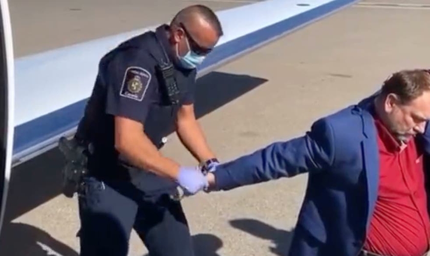 O pastor canadense Artur Pawlowski foi preso na pista do Aeroporto Internacional de Calgary. (Foto: Reprodução/Twitter)