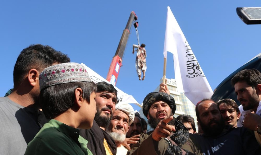 Cadáver pendurado em guindaste na praça principal da cidade de Herat, no oeste do Afeganistão. (Foto: AP Photo)