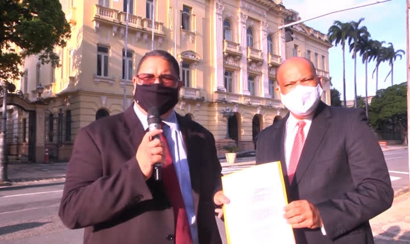 Pastores Alfredo Santana e Elenílson Brito, coordenadores do Unigrejas, PE, enviam reclamação formal no Palácio Campo das Princesas, em Recife. (Foto: Captura de tela/R7)
