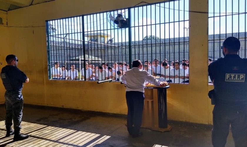 Presos se convertem à doutrina evangélica na cadeia. (Foto: Divulgação)