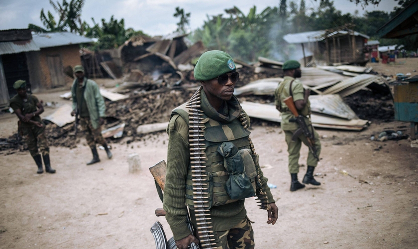 Pelo menos 22 pessoas morreram, incluindo crianças, em ataque de extremistas islâmicos, na RDC, em maio de 2021. (Foto: AFP/Alexis Huguet)