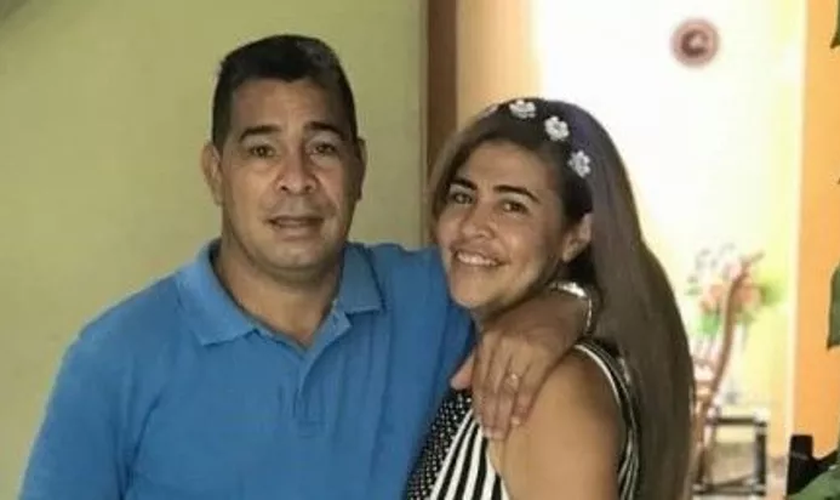 Pastor Lorenzo Rosales Fajardo e sua esposa Maridilegnis Carballo. (Foto: Christian Solidarity Worldwide).