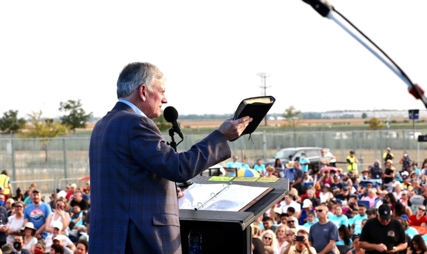 Franklin Graham pregou durante a turnê "God Loves You" em Joliet, Illinois. (Foto: Billy Graham Evangelistic Association).