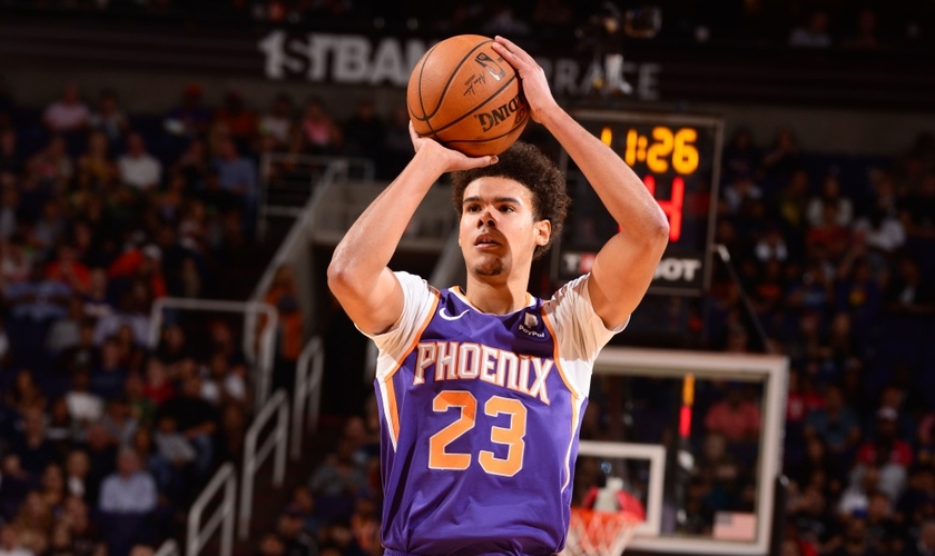 Cameron Johnson revelou que a escolha pelo número foi feita baseada em sua fé cristã. (Foto: Barry Gossage/NBAE/Getty Images).