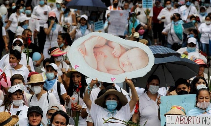 Membros de organizações civis e religiosas durante um protesto nacional em Guadalajara, México, em 3 de outubro de 2021. (FOTO: Reprodução / AFP)