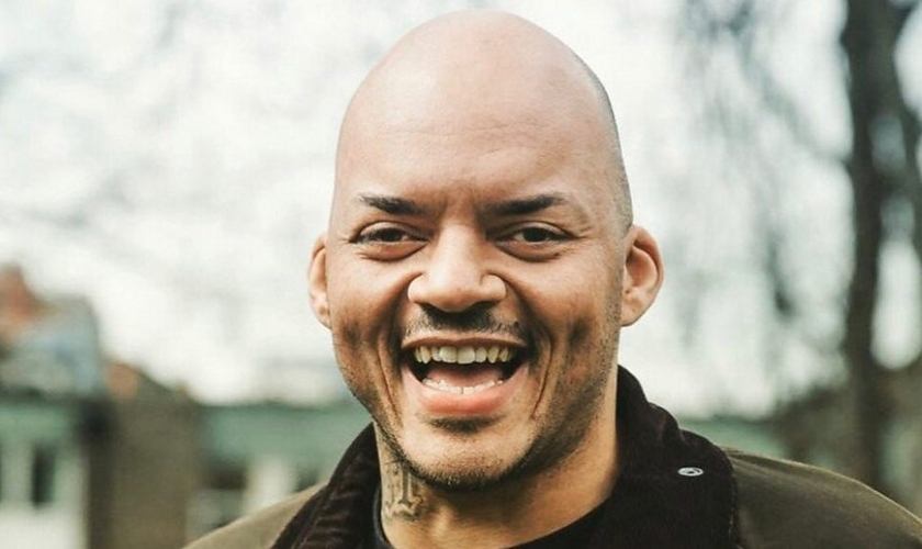 Claud Jackson compartilha sua jornada do tráfico de drogas, armas e violência a Deus no livro “Armas para Deus”. (Foto: Reprodução / BBC)