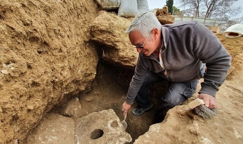 Ao lado do banheiro, os arqueólogos que trabalham no local da escavação descobriram capitéis de pedra que antes ficavam no topo das colunas. (Foto: Yoli Schwartz / IAA)