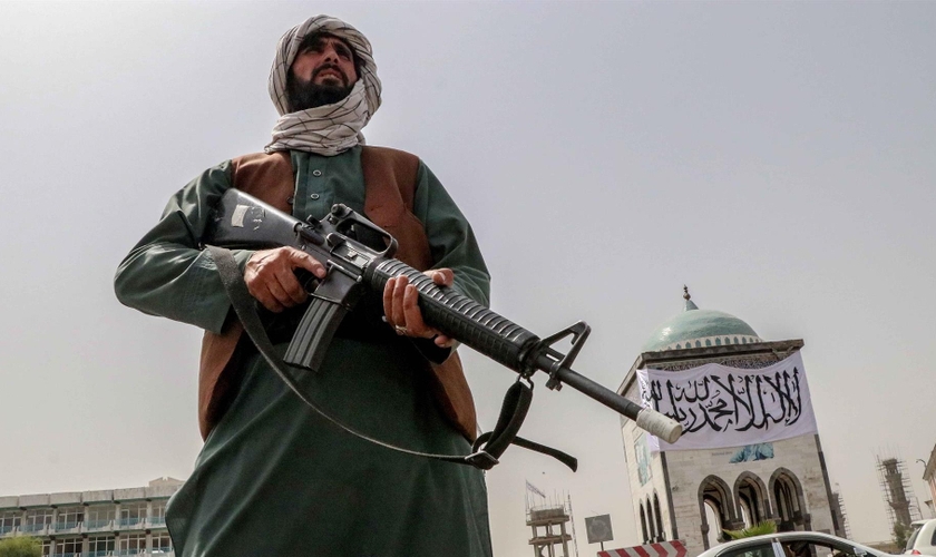 Combatente do Talibã monta guarda em ponto de controle na cidade de Kandahar, Afeganistão, 17 de agosto de 2021. (Foto: EFE/Stringer)
