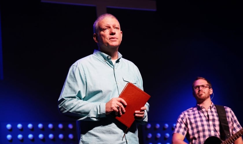 O pastor Eddie Bevill lidera a Igreja Parkridge em Coral Springs, Flórida. (Foto: Reprodução / Twitter Parkridge Church)