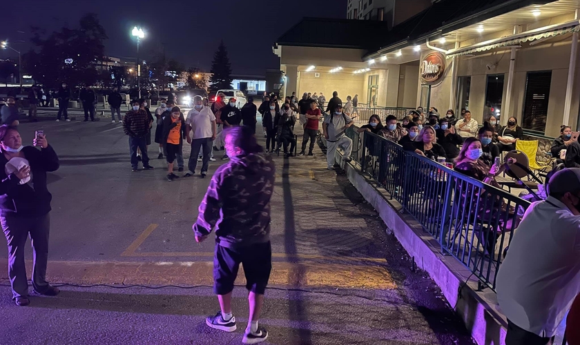 Decisão de levar reunião de adoração para fora de um hotel de Winnipeg fez mais pessoas ouvirem a pregação. (Foto: Reprodução / Marty McLean)