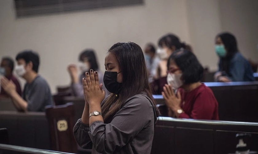 Cristãos se reúnem em uma igreja em meio a forte segurança policial após um atentado à bomba na catedral de Makassar. (Foto: Juni Kriswanto / AFP via Getty Images)