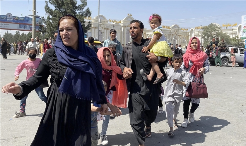 Uma família afegã corre para o Aeroporto Internacional Hamid Karzai enquanto foge da capital afegã, Cabul. (Foto: Haroon Sabawoon / Agência Anadolu)