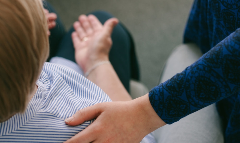 Mulher recebe oração por cura. (Foto: Reprodução / Stjohnsharborne)