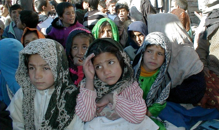 Crianças no Afeganistão. (Foto: Guy Lawson/USAID)