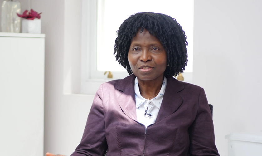 A enfermeira Mary Onuoha, de 61 anos, foi pressionada a retirar ou esconder sua cruz. (Foto: Christian Legal Center).