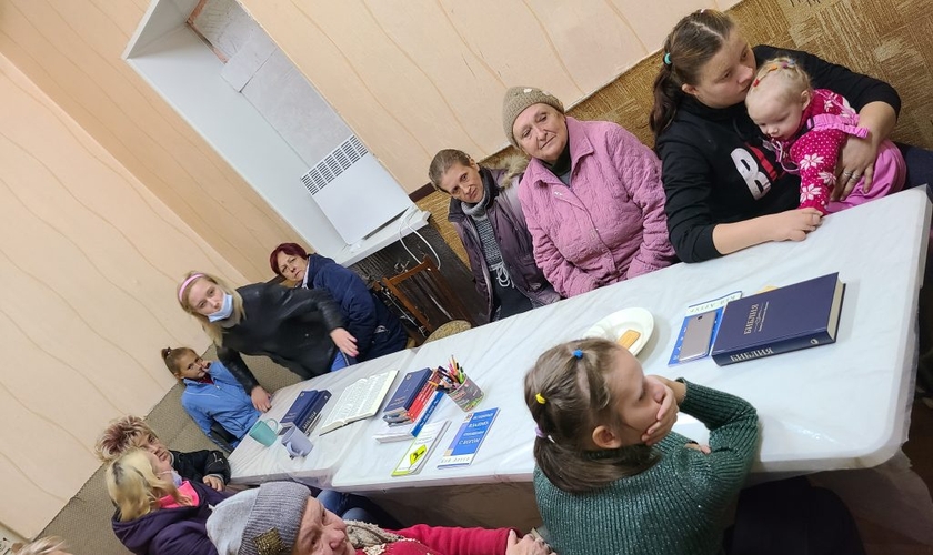 Imagem mostra cristãos participando de estudo bíblico. (Foto: Reprodução / Slavic Gospel Association)