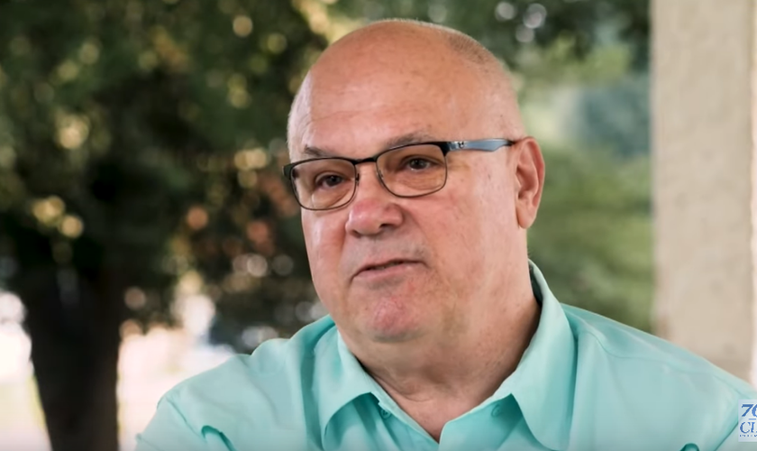 David Overby compartilhou seu testemunho no Club 700, mesmo programa que o abençoou. (Foto: Reprodução / Club 700)