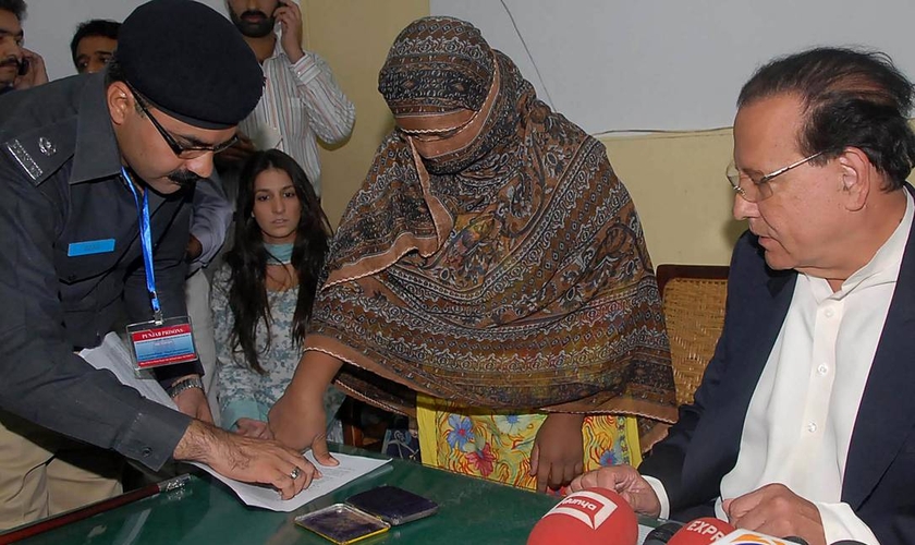 Momento em que Asia Bibi apresentou recurso de apelação contra sua condenação à morte, em 2010. (Foto: Handout/AFP)