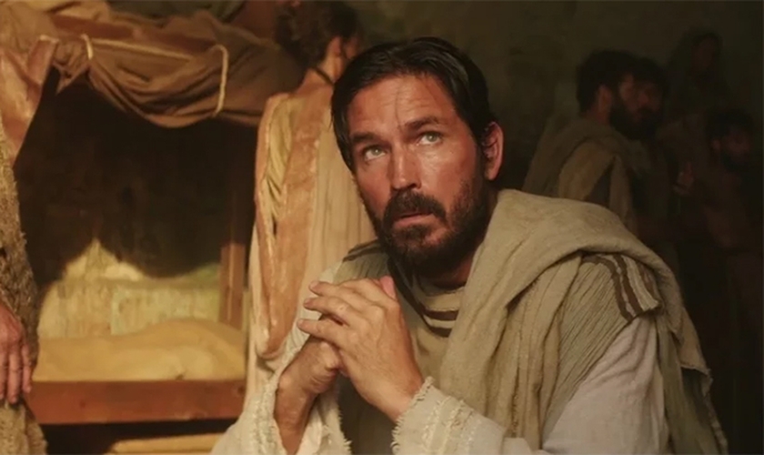 Jim Caviezel, no papel de Lucas, no filme “Paulo, o apóstolo de Cristo”. (Foto: Reprodução / Adoro Cinema)