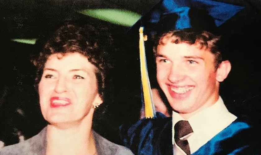 Aos 15 anos, Greg Stier evangelizou sua mãe e ela recebeu Jesus. (Foto: Reprodução/Facebook).