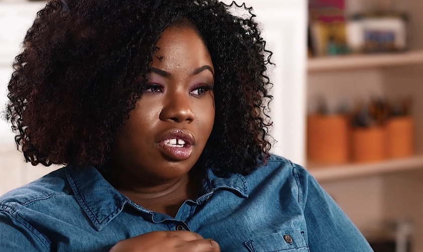 Shaerica teve a vida transformada após ouvir a voz de Deus. (Foto: Reprodução/The 700 Club)