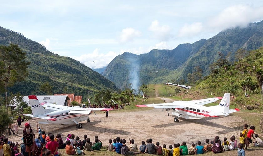  Pista de pouso em aldeia das montanhas de Papua. (Foto: Divulgação/Mission Aviation Fellowship).