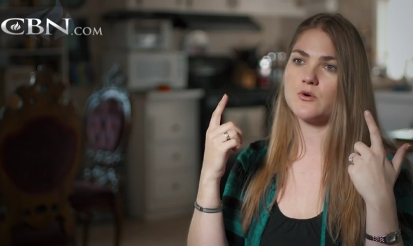 Becky conta seu testemunho de cura no programa Club 700. (Foto: Reprodução / Club 700)