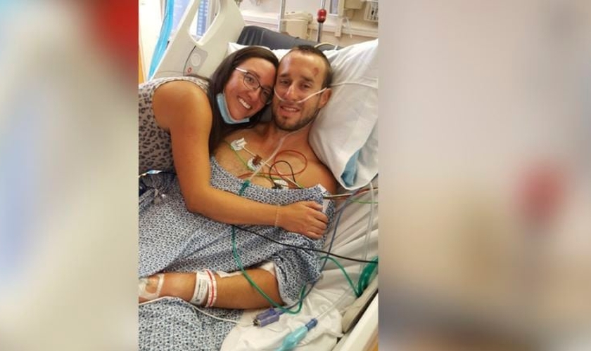 Brian Huber ao lado da esposa, enquanto ainda estava internado. (Foto: Reprodução / AG News)
