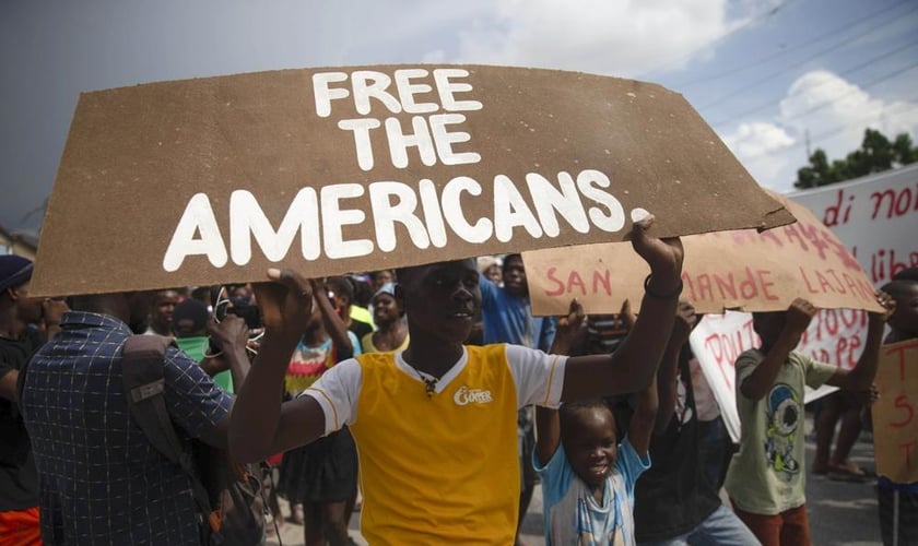 Grupo de haitianos protestaram pela libertação dos missionários sequestrados. (Foto: AP Photo/Joseph Odelyn).