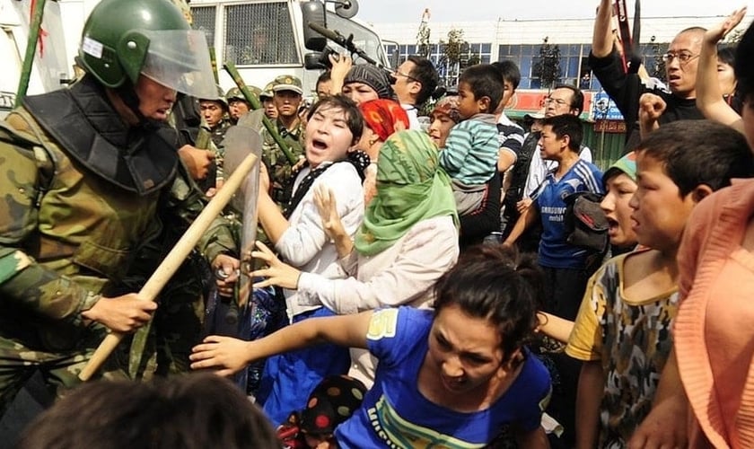 Violência contra uigures. (Foto: Reprodução RTP)