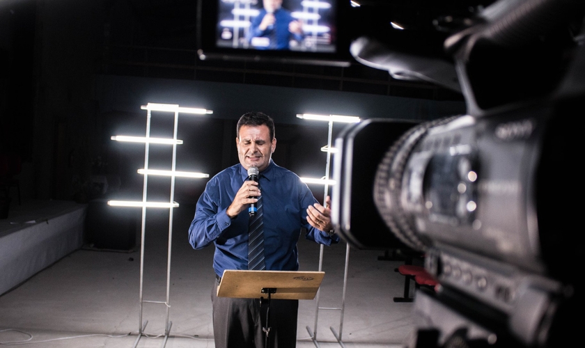 Milhões de pessoas sem igreja passaram a participar da programação online de uma igreja na pandemia. (Foto: IEAD Conas).