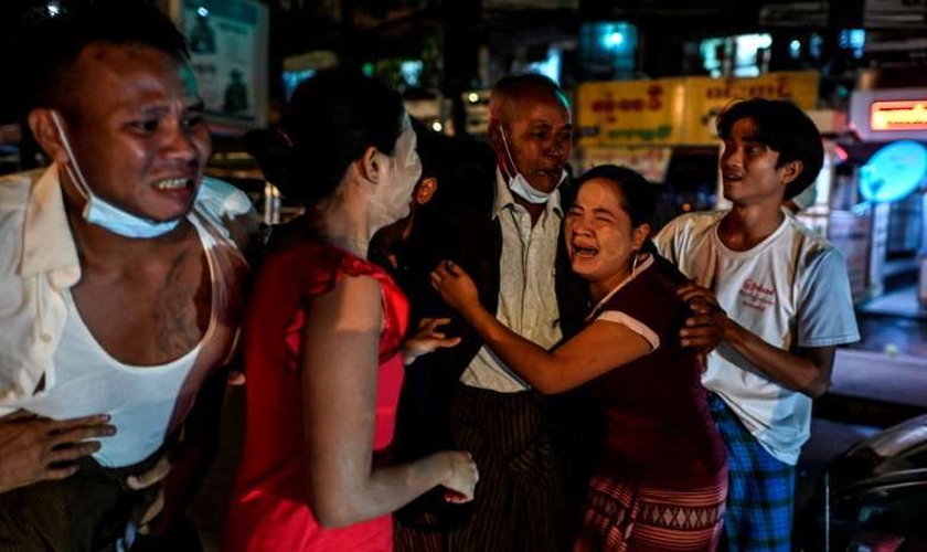 Um homem se reencontra com seus familiares fora da Prisão de Insein, depois que a junta militar concedeu anistia a mais de 5 mil pessoas no Mianmar. (Foto: AFP).