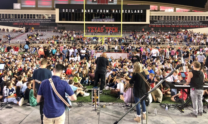 O evento ‘Campos da Fé’ aconteceu em dezenas de estádios e ginásios norte-americanos. (Foto: Reprodução / Twitter)