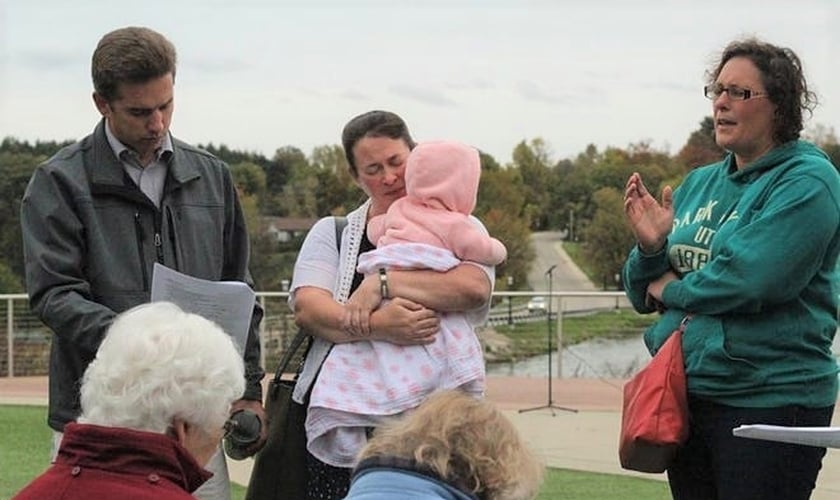 Pessoas reunidas numa vigília em Michigan, para orar pela libertação dos missionários. (Foto: AP Photo/Anna Liz Nichols). 